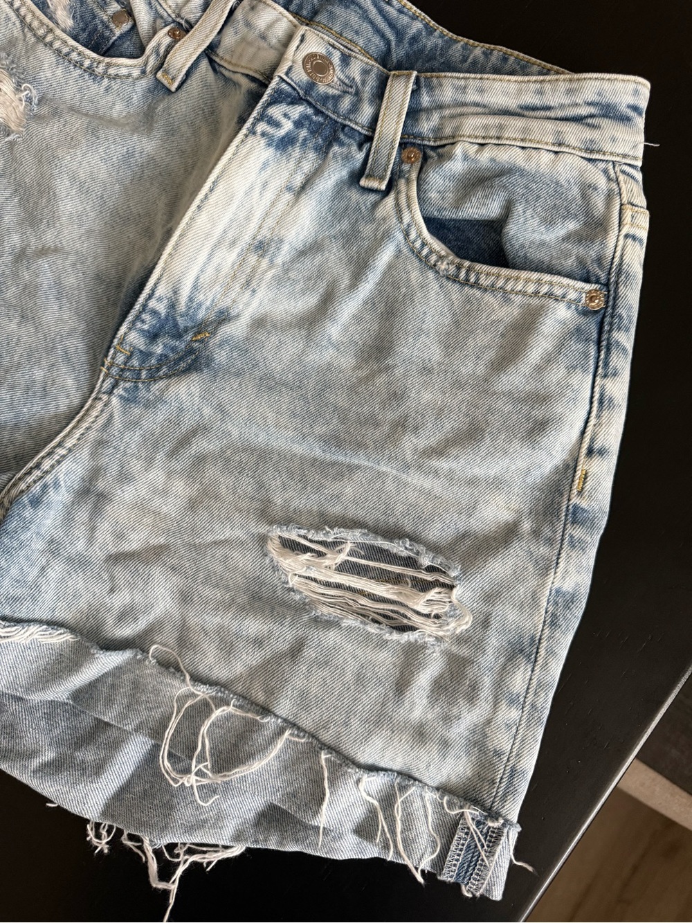 H&M Light Blue Distressed 100% Cotton Denim Mom High Waisted Shorts - Size 4 - Picture 4 of 7